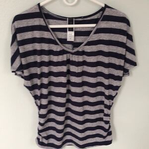 Molly Maxi Vneck striped short sleeve shirt.  Size Medium.